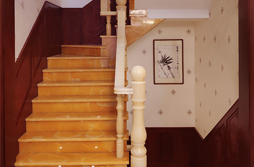 越西中式别墅室内汉白玉石楼梯的定制安装装饰效果